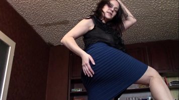 La webcam a invatat sa danseze bine aceasta femeie batrana care are si sanii mari si