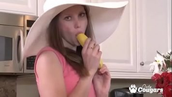 Tanara care ii place sa se masturbeze in bucatarie cu o banana