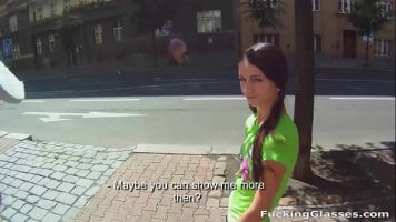 Vede o tipa pe strada si ii propune sa mearga la el in garsoniera pentru o partida de sex
